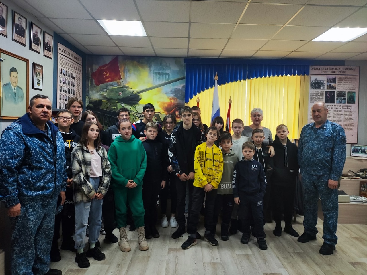 Полицейские Копейска провели профилактическую беседу с подростками и организовали экскурсию в ОМВД