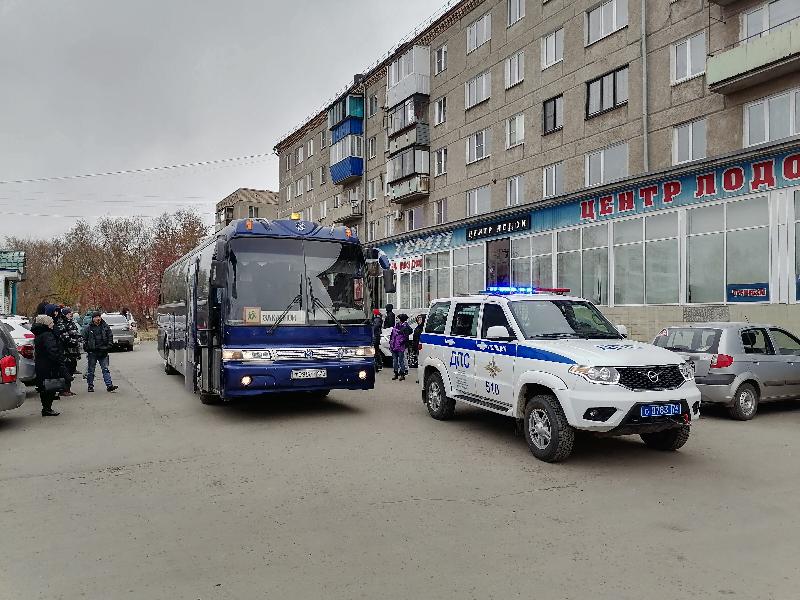 Сотрудники ГИБДД осуществляют сопровождение колонн, перевозящих детей