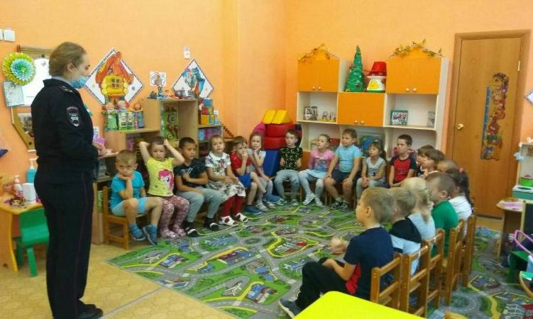 В рамках «Недели безопасности» сотрудники ОГИБДД проводят профилактическую работу