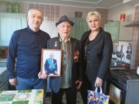 Копейский ветеран Великой Отечественной Войны занимается на тренажере и ухаживает за домашними животными