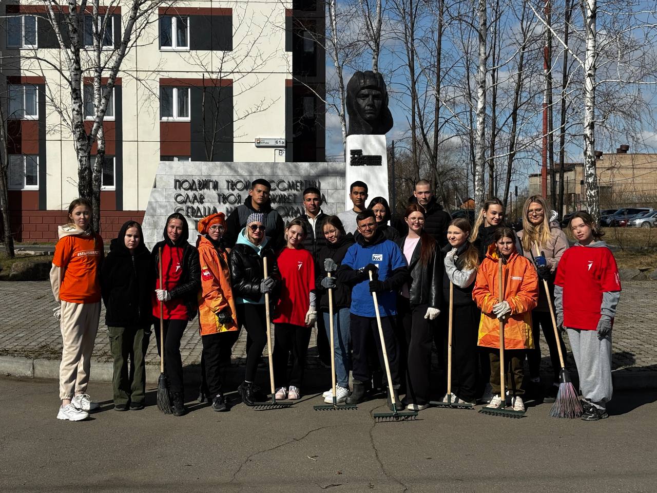 Копейские волонтеры провели уборку у памятника дважды Героя Советского Союза С.В. Хохрякова