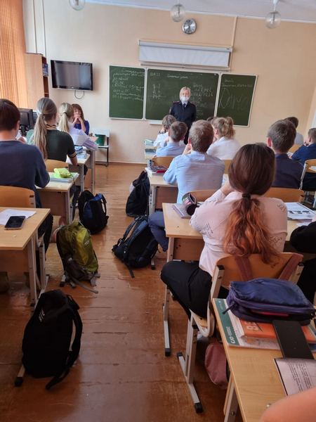 Сотрудники Отдела МВД России по городу Копейску проводят профилактические беседы со школьниками