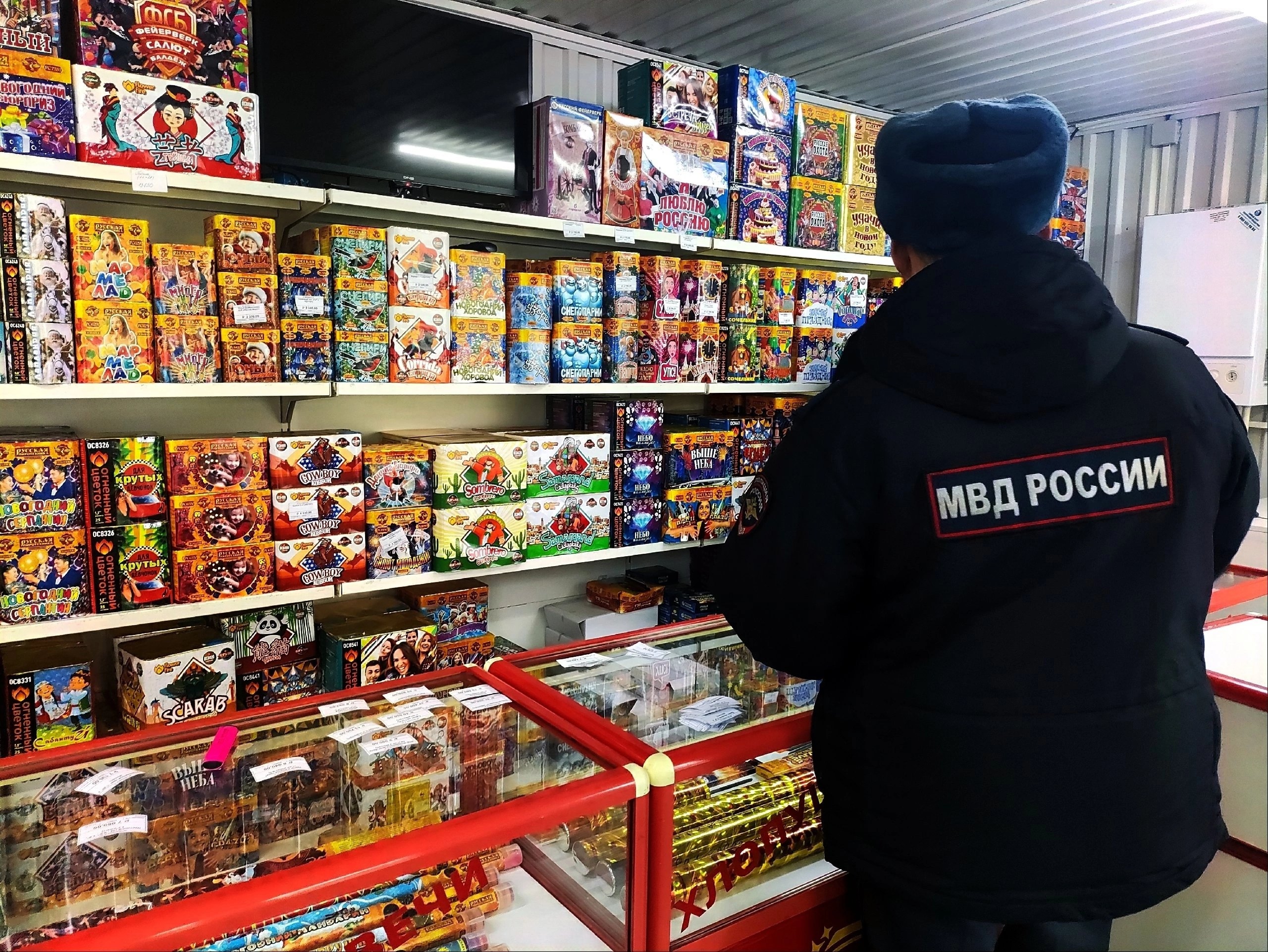 Сотрудники полиции города Копейска напоминают, что использование петард, фейерверков у домов, в общественных местах карается законом