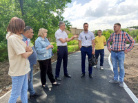 Глава Копейска проверила реконструкцию стадиона в поселке Октябрьский