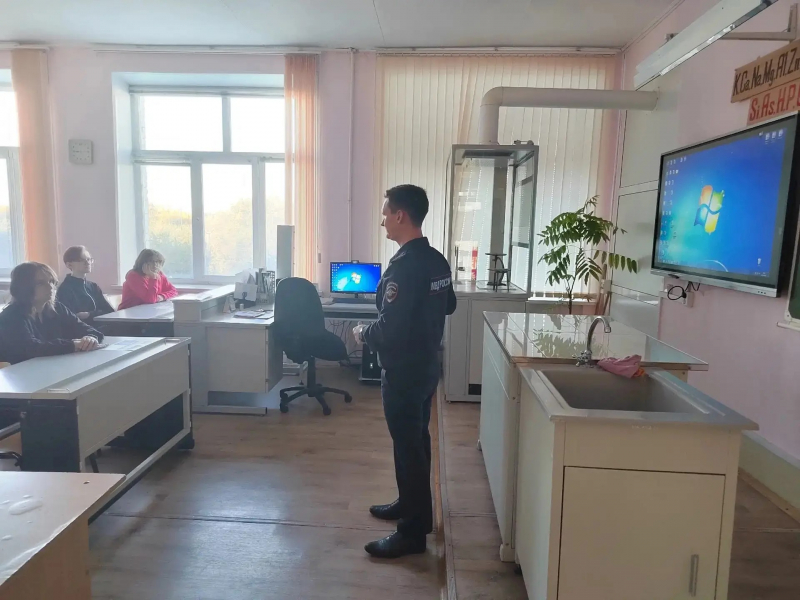 Старшеклассникам копейской школы рассказали о службе в полиции и возможности поступления в вузы системы МВД  