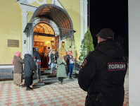 Свыше тысячи правоохранителей обеспечивали общественную безопасность на религиозных мероприятиях в пасхальную ночь