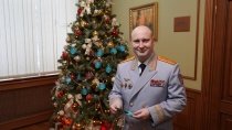 Начальник ГУ МВД региона Сергей Космачев исполнил новогодние желания детей из Челябинска и Копейска