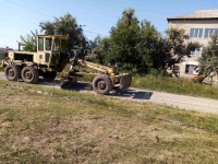 В Копейске окашивают газоны и чистят дороги