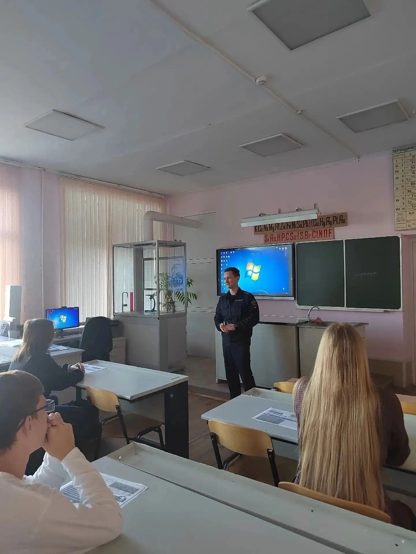 Старшеклассникам копейской школы рассказали о службе в полиции и возможности поступления в вузы системы МВД