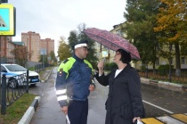 С наступлением дождливой погоды пешеходам необходимо строго соблюдать ПДД и стать заметнее для водителей