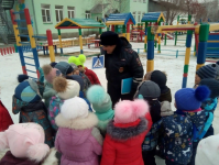 Сотрудники ГИБДД провели с дошколятами беседы о правилах дорожного движения