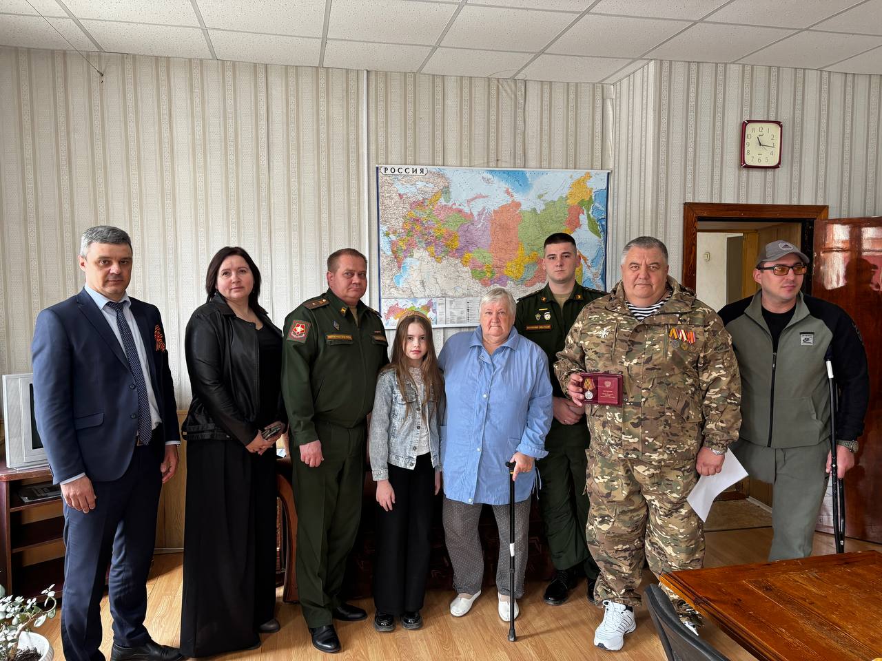 В Копейском военкомате состоялась торжественная церемония награждения ветерана специальной военной операции