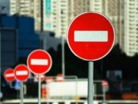 Сотрудники ГИБДД организуют перекрытие проезжей части в честь празднования дня города и дня шахтера