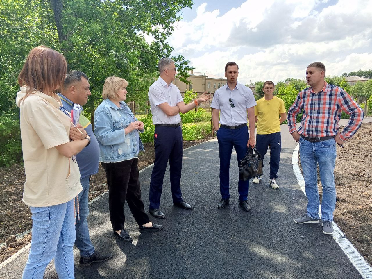 Глава Копейска проверила реконструкцию стадиона в поселке Октябрьский