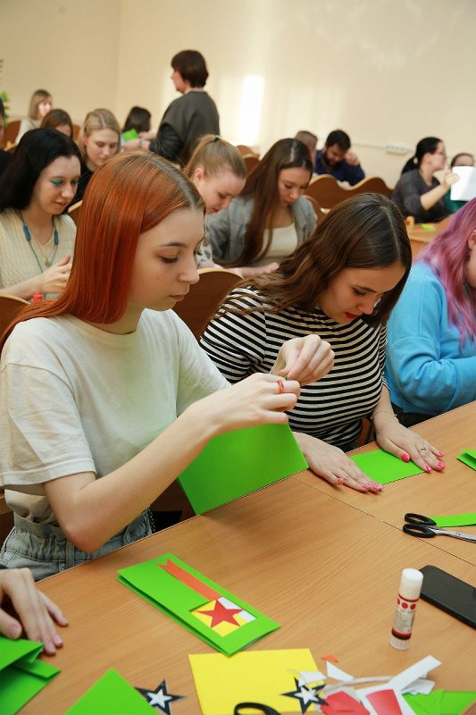Студенты ЮУрГГПУ сделали открытки для защитников Отечества