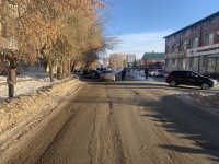 Сотрудники Госавтоинспекции города Копейка устанавливают обстоятельства дорожно-транспортного происшествия с участием несовершеннолетнего пешехода.