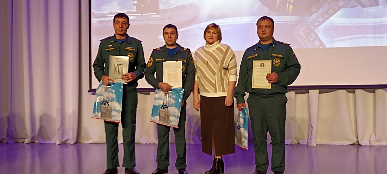 В Копейске прошло торжественное мероприятие, посвященное Дню спасателя ﻿