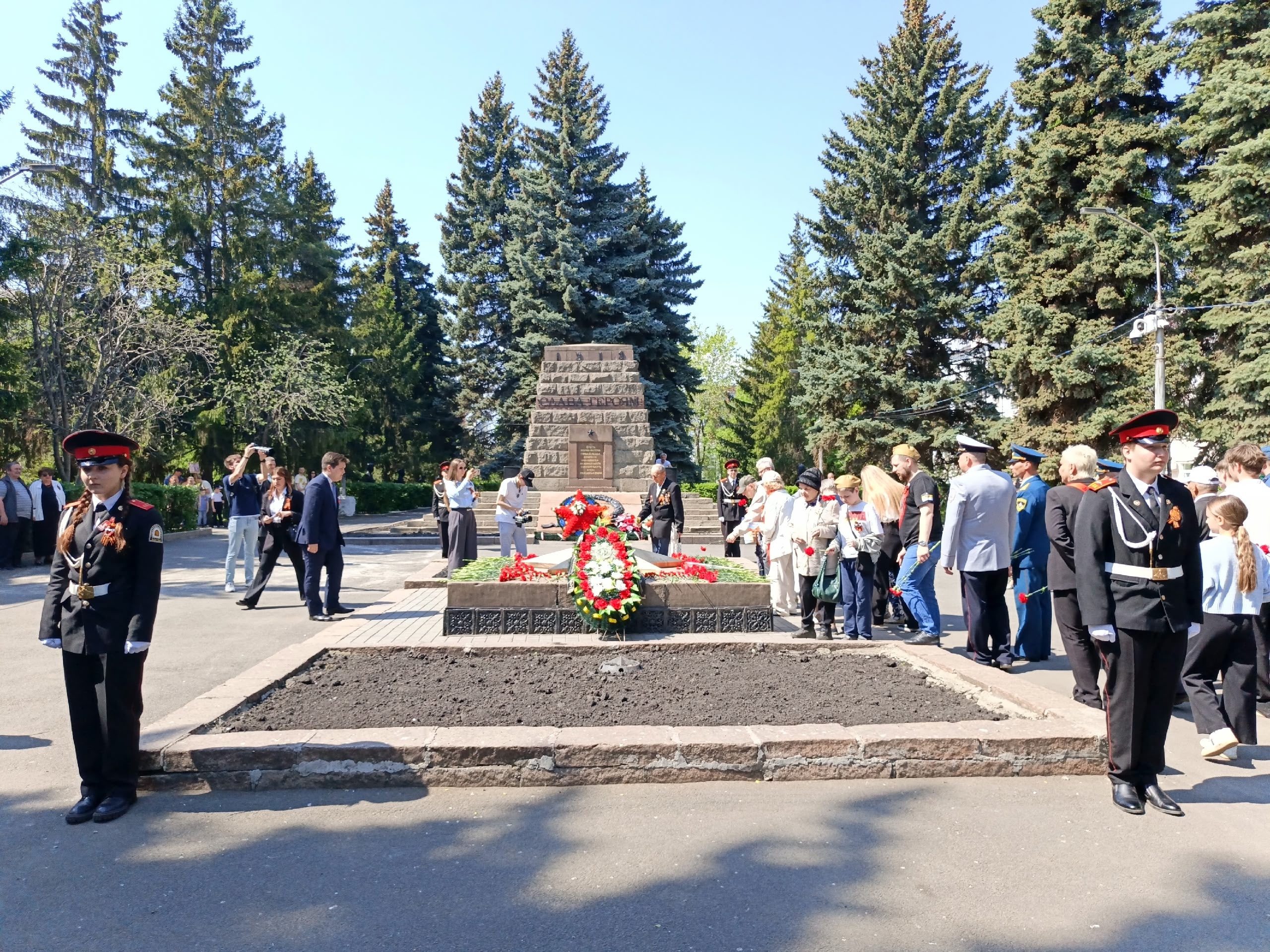 В Копейске прошли церемонии возложения венков к «Вечному огню» и к мемориалу погибших воинов 
