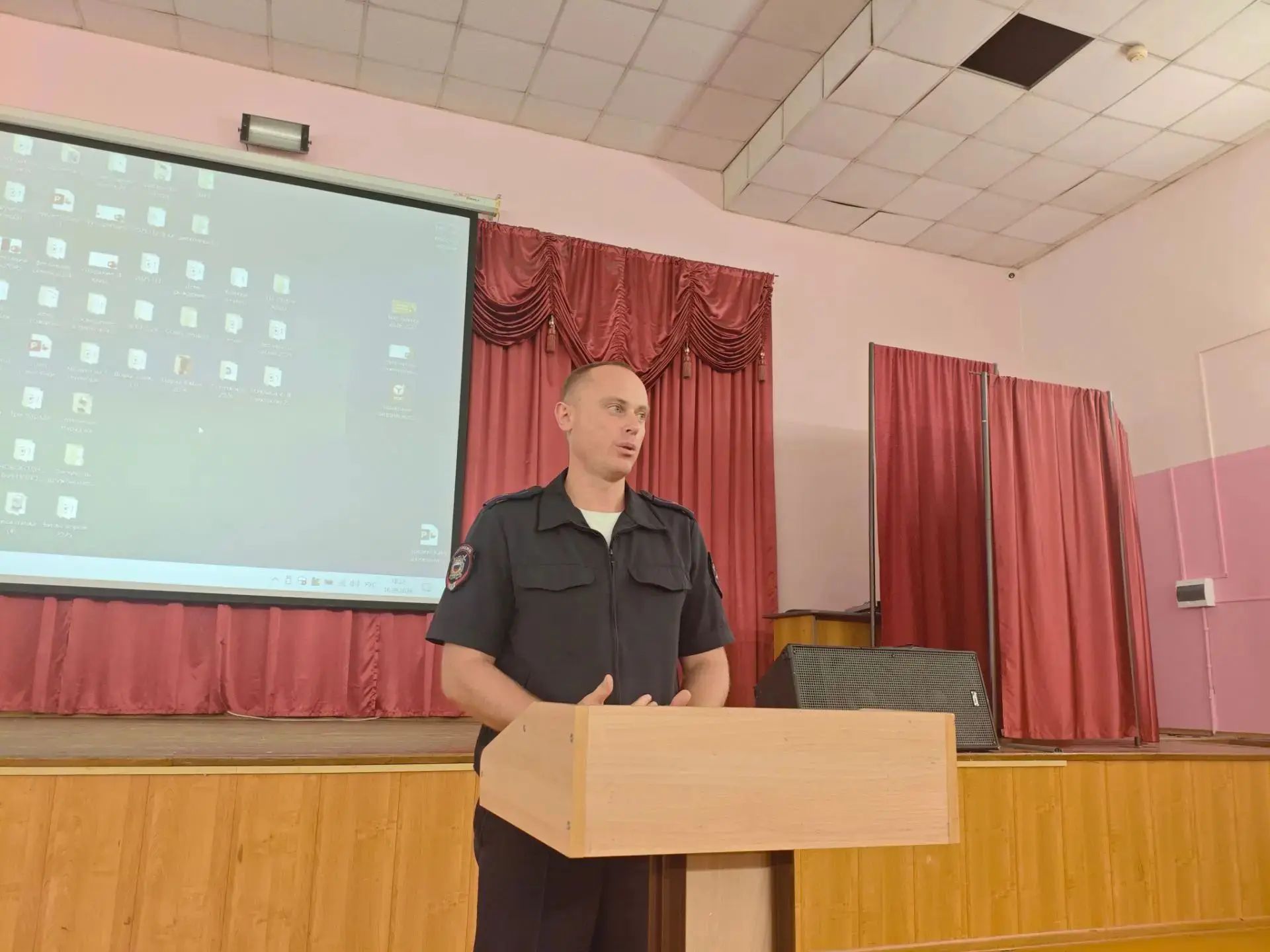 Заместитель начальника ОМВД России по городу Копейску майор полиции Константин Пономарёв, принял участие в родительском собрании в средней общеобразовательной школе № 6 города Копейска
