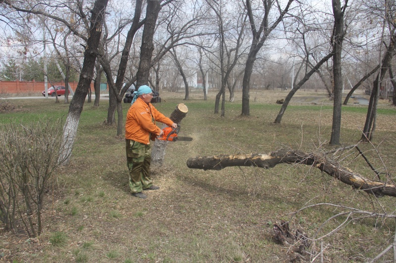 В поселке Вахрушево ведутся работы по уборке сквера 