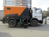 В Копейске чистят дороги в преддверии майских праздников