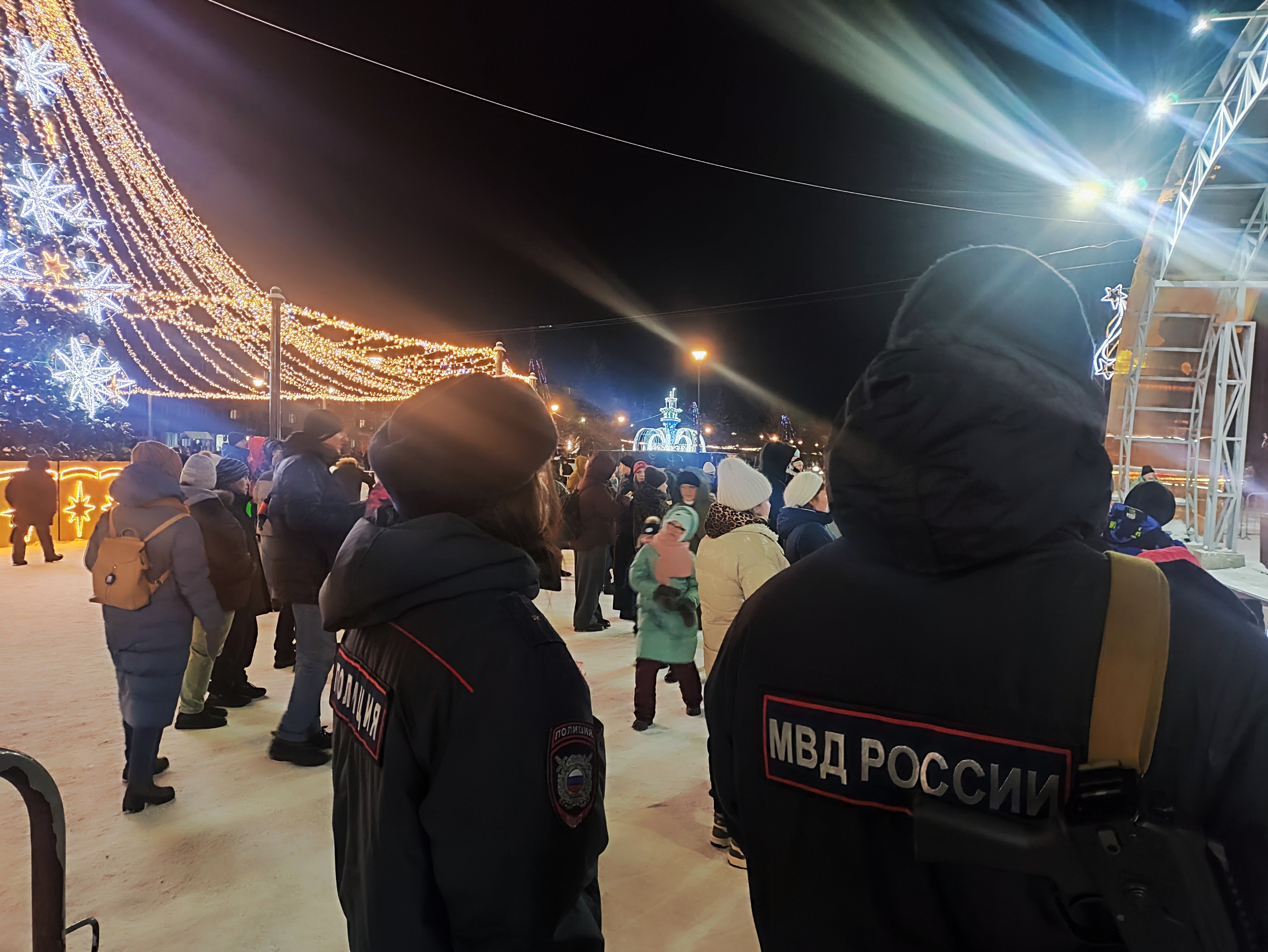 Полицейские Копейска обеспечили охрану общественного порядка во время открытия новогдней ёлки