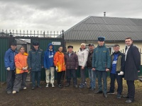 Волонтеры Копейска сделали субботник у ветерана ВОВ