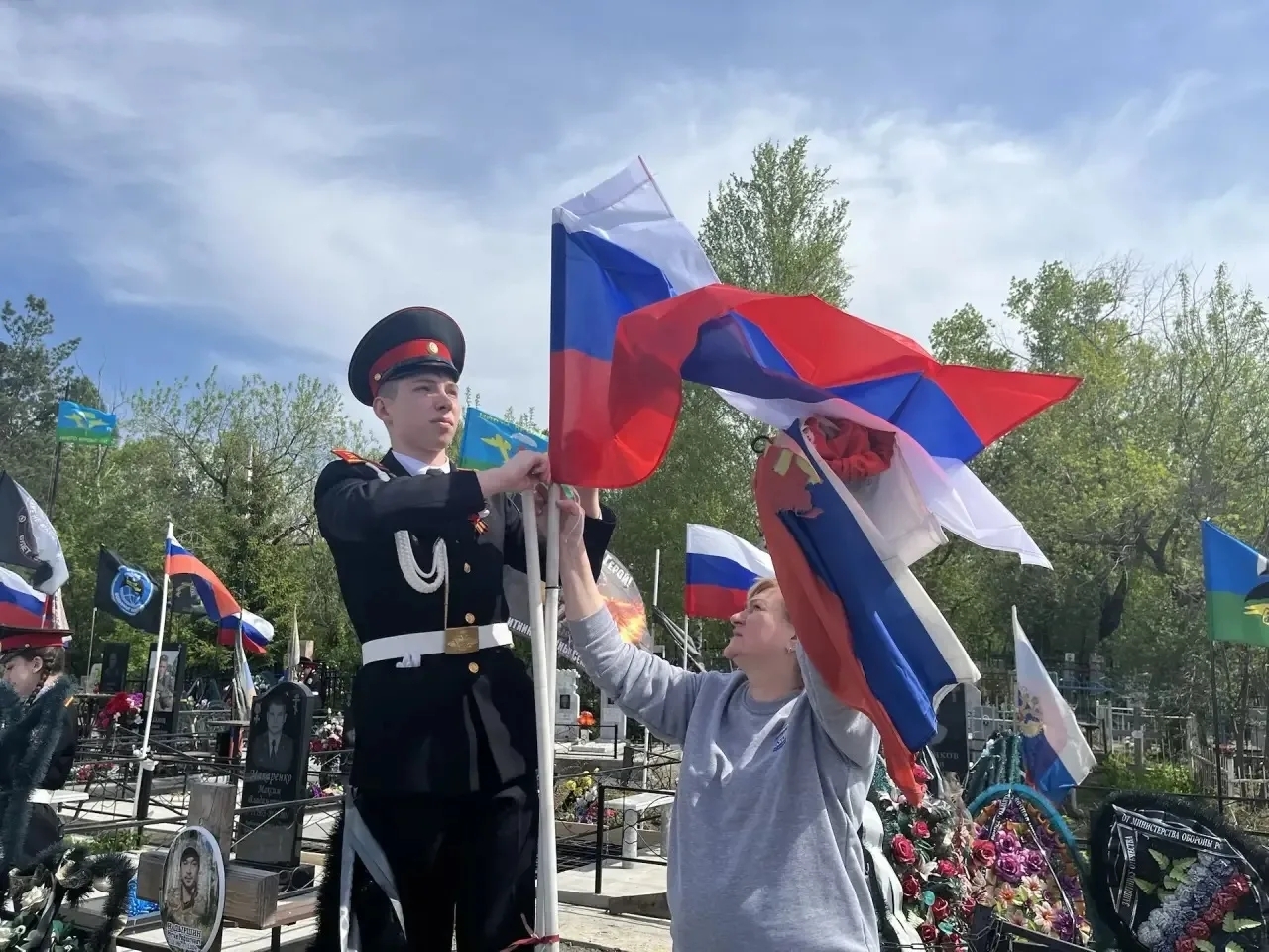 В Копейске на городском кладбище заменили флаги