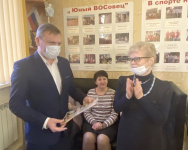 Глава Копейска Андрей Фалейчик вручил подарки в преддверии Международного дня инвалидов 