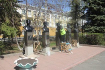 В Копейске приводят в порядок сквер Павших Героев