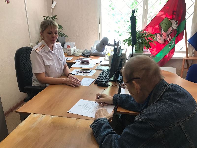 Сотрудники Отдела МВД России по городу Копейску вручили паспорта Российской Федерации гражданам,  прибывшим из Мариуполя 