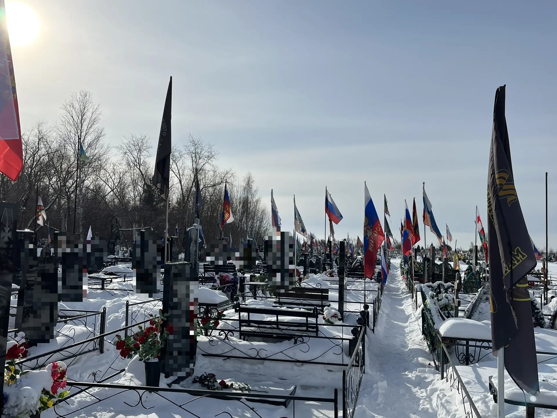 В Копейске на городском кладбище заменили флаги 