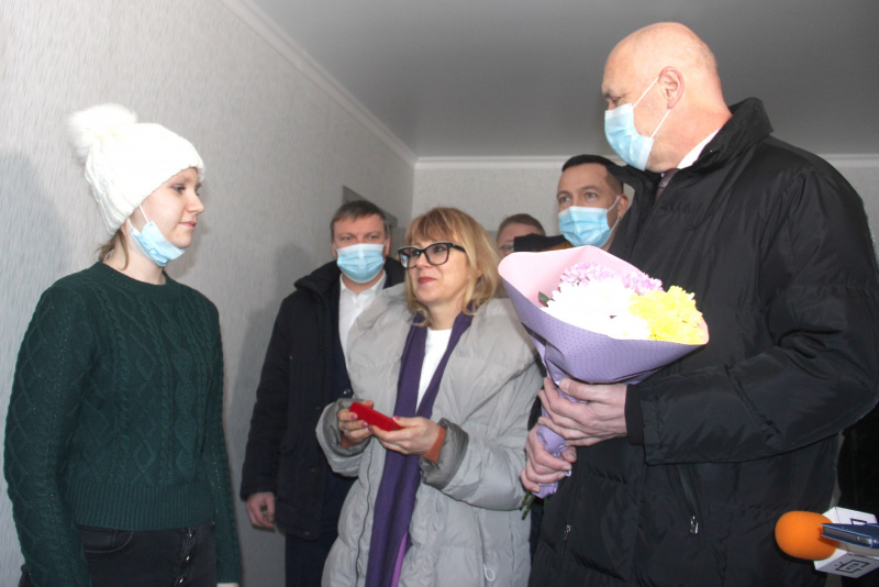 В Копейске вручены ключи от новых квартир переселенцам из ветхого и аварийного жилья и детям-сиротам