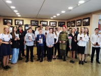 Сотрудники полиции вручили паспорта юным копейчанам