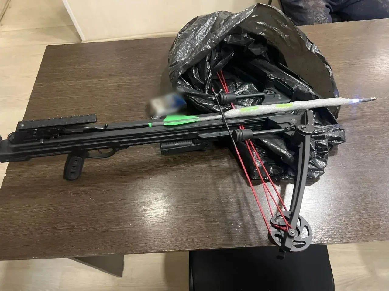 В Копейске полицейские пресекли попытку переброса наркотиков в колонию с помощью арбалета