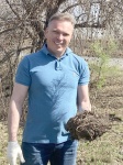 У памятника погибшим шахтёрам и горноспасателям высажены сосны