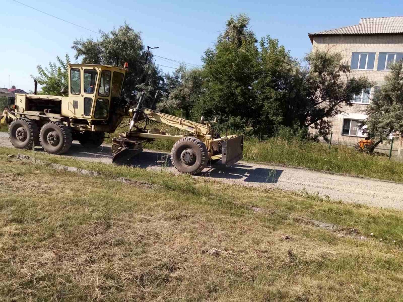 В Копейске окашивают газоны и чистят дороги