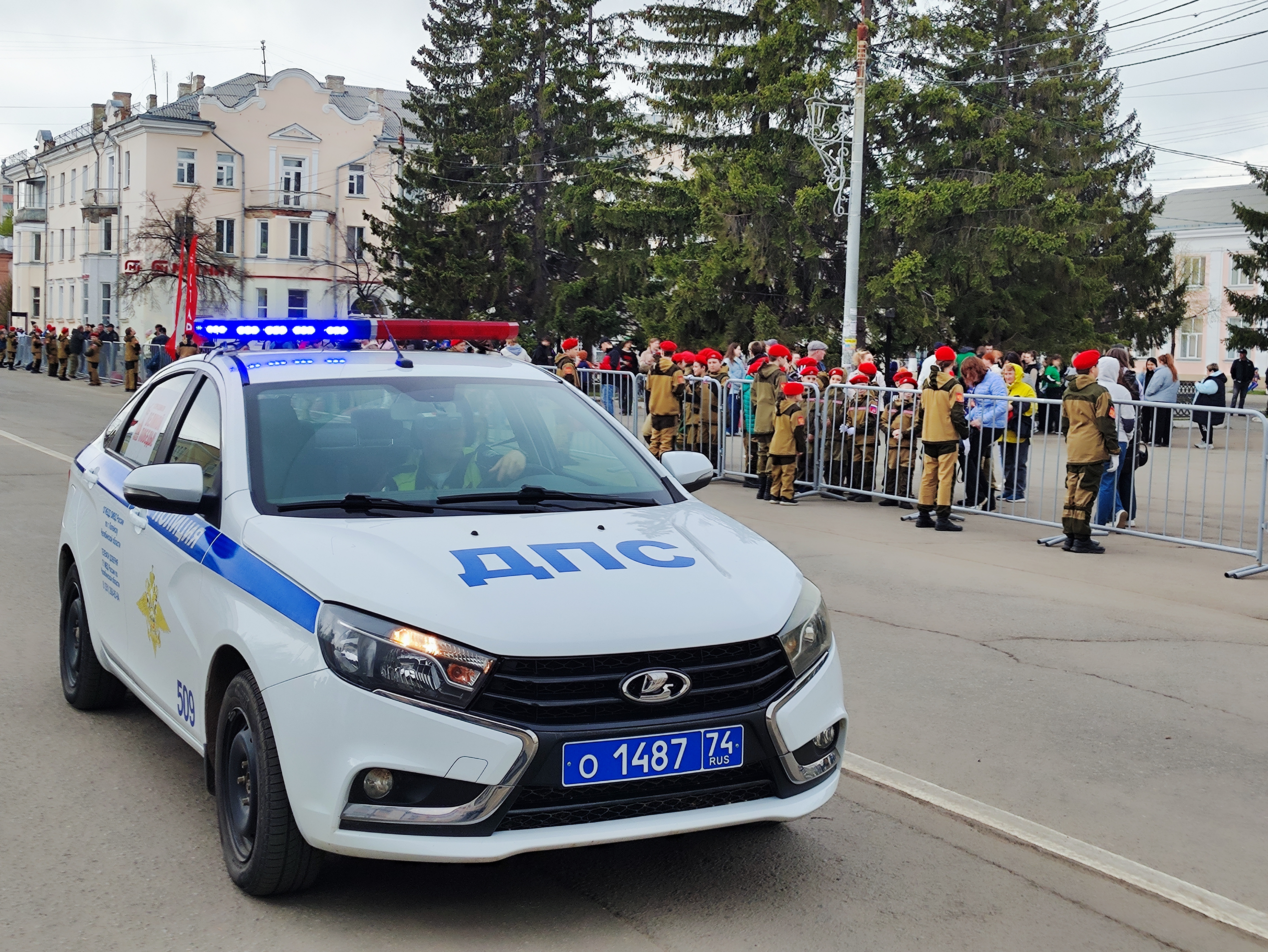 Полицейские Копейска обеспечили охрану порядка при проведении традиционной майской эстафеты посвященной празднику Весны и Труда