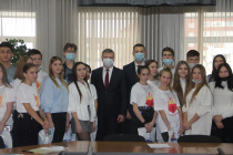 Глава города Андрей Фалейчик наградил копейчан-волонтеров 