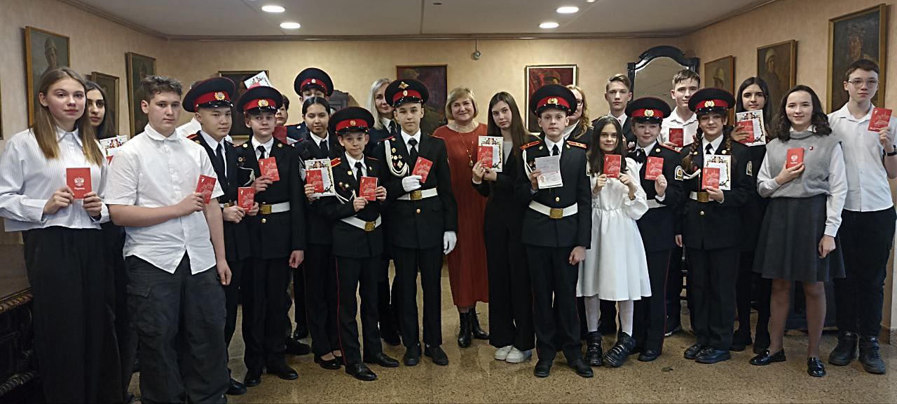 В Копейске торжественно вручили паспорта
