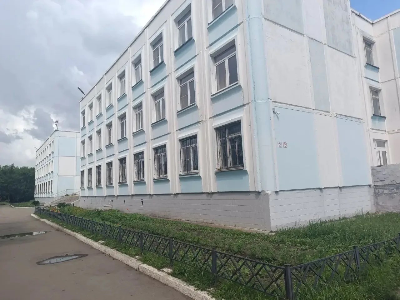 В копейской школе демонтируют старое ограждение