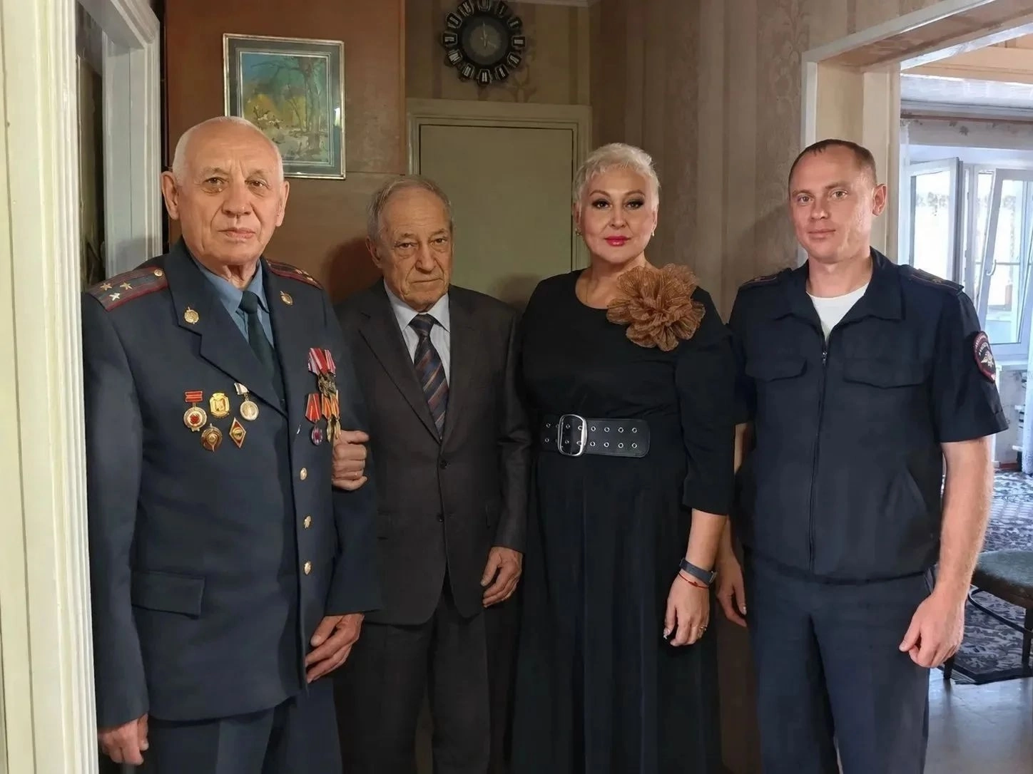 Полицейские Копейска спасли собаку, провалившуюся в коллектор