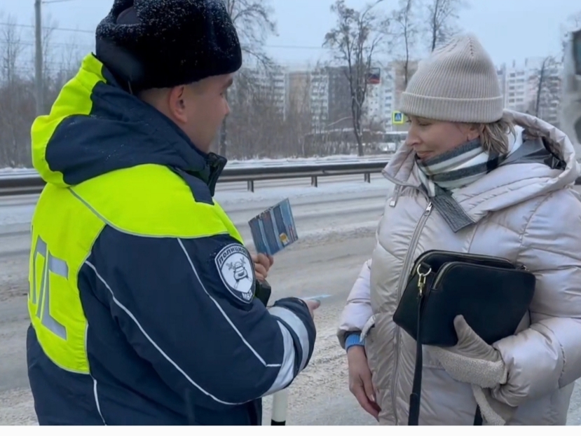 Копейские полицейские вручают горожанам новогодние открытки с предупреждением о мошенниках