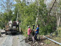 На стадионе в поселке Октябрьский города Копейска продолжаются работы по монтажу опор освещения
