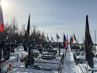 В Копейске на городском кладбище заменили флаги 