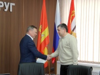 Глава Копейска вручил благодарственные письма за помощь в организации гуманитарной миссии