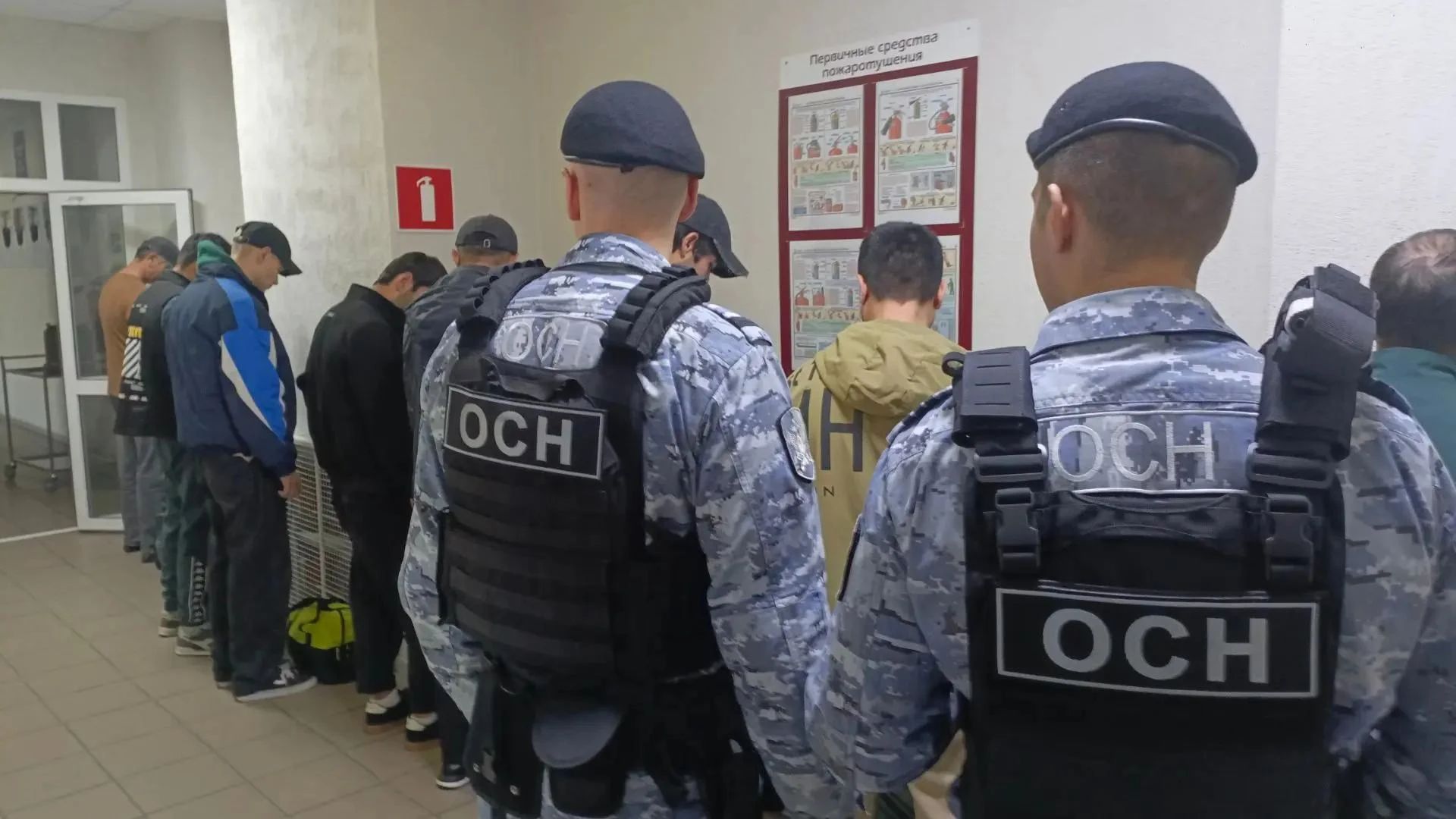 Сотрудниками Управления по вопросам миграции совместно с коллегами из Главного Управления Федеральной службы судебных приставов продолжается работа по удалению из Российской Федерации иностранных граждан, нарушивших миграционное законодательство