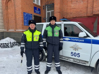 Копейские автоинспекторы освободили из снежного плена застрявший автомобиль