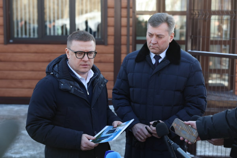Начальник полицейского Главка Михаил Скоков и губернатор области Алексей Текслер посетили недавно открывшийся участковый пункт полиции в Вахрушево