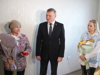 В Копейске вручены ключи от новых квартир переселенцам из аварийного жилья и детям-сиротам